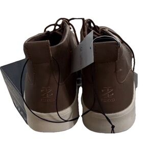 Izod Men's Tan/Brown Chukka Boots with White Sole